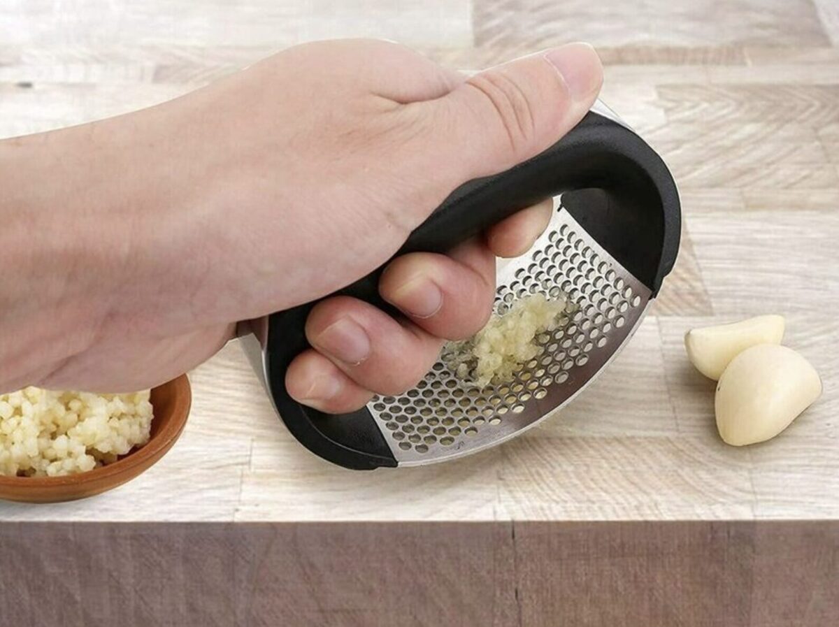 Multifunctional Stainless Steel Garlic Press. Ķiploku spiede, melna