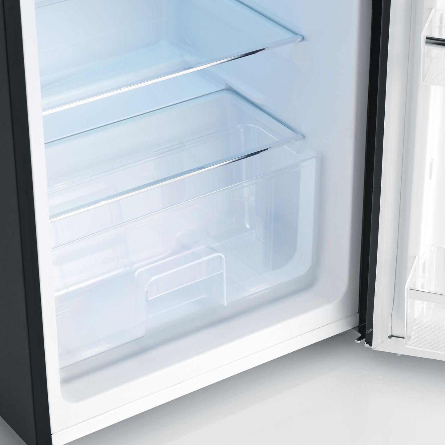 Free standing black refrigerator with freezer SEVERIN RKG 8932